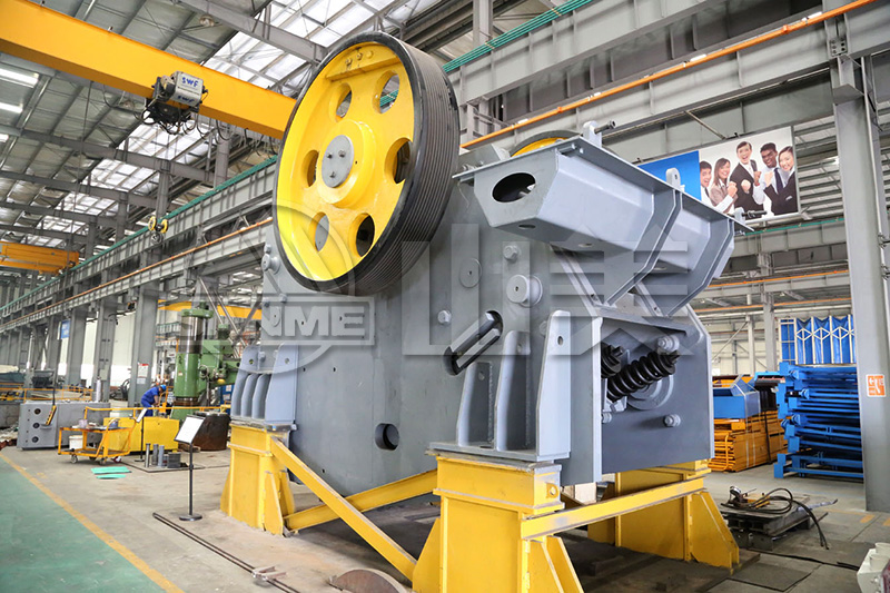 顎式破碎機(jī)工作中出現(xiàn)卡料、不下料是什么原因