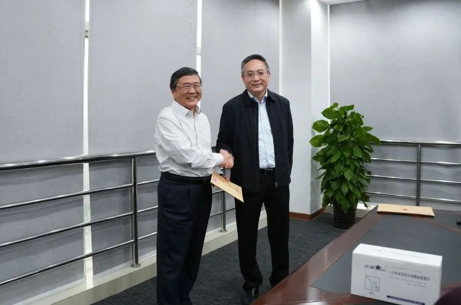 奉賢區(qū)人大常委會黨組書記、主任張培榮一行蒞臨上海山美股份開展“優(yōu)環(huán)境、穩(wěn)經(jīng)濟(jì)”大走訪大調(diào)研